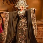 Florencia de la V Instagram – Postales de una espléndida noche en el @teatrocolon con mi querida amiga @drarosiflom disfrutamos de Turamdot, la obra póstuma de Giacomo Puccini y su obra maestra final. Felicitaciones @j.telerman y a todo este equipo creativo. 
La puesta concebida por Roberto Oswald, con dirección de escena de Aníbal Lápiz.
Una mención especial para estos talentosos artistas @jaquelinalivieri @veronicadzhioeva @marcelopuentetenor ovacionados por un teatro Colón estremecido de emoción por una majestuosa función. 
Turandot es una caricia al alma.