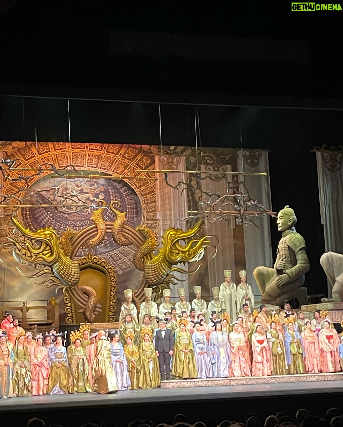 Florencia de la V Instagram - Postales de una espléndida noche en el @teatrocolon con mi querida amiga @drarosiflom disfrutamos de Turamdot, la obra póstuma de Giacomo Puccini y su obra maestra final. Felicitaciones @j.telerman y a todo este equipo creativo. La puesta concebida por Roberto Oswald, con dirección de escena de Aníbal Lápiz. Una mención especial para estos talentosos artistas @jaquelinalivieri @veronicadzhioeva @marcelopuentetenor ovacionados por un teatro Colón estremecido de emoción por una majestuosa función. Turandot es una caricia al alma.
