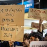 Florencia de la V Instagram – Esta semana se habló mucho de los discursos de odio y de lo que provocan. Dos días después de la entrevista de Ernesto Tenembaun a Nicolás Márquez, escritor y biógrafo de Javier Milei, en la que disparó un discurso de odio contra el colectivo LGBTIQ , cuatro mujeres fueron víctimas de un ataque lesboodiante en el barrio de Barracas. El hecho ocurrió en la madrugada del lunes 29 de abril , cuando un hombre llamado Justo Fernando Barrientos, arrojó una bomba casera en la habitación de un hotel donde vivían las dos parejas. De las cuatro mujeres, fallecieron tres. Pamela Cobas perdió la vida horas después del ataque en el hospital. Le siguió Mercedes Figueroa, que murió el jueves, con el 90 % de su cuerpo quemado, y ayer supimos que Andrea Amarante fue la tercera víctima fatal. Había permanecido internada seis días en estado crítico con el 75% del cuerpo quemado.
El Cuando hablamos de la gravedad de perpetuar discursos como el de Márquez, nos referimos a hechos como este, en los que un hombre se cree con el poder de lastimar, de hacer justicia de lo “normal”. Como en la Edad Media, cuando prendían fuego a las mujeres en la hoguera por herejes, lo anormal debe arder en las llamas del infierno. ¿Estamos volviendo a esa época y retrocedemos como sociedad? ¿Lxs invertidos serán quemadxs en la hoguera de la persecución? Algunxs pensarán que exageramos y que una entrevista no es fuente en la que la gente bebe discursos y sale a matar. Bueno, quizás no haya algo así como una relación inmediata, pero sin duda, este tipo de violencias se legitiman en discursos. Quien agrede, violenta o mata por orientación sexual necesita escuchar palabras que reafirman su creencia, su odio. No podemos culpar a Nicolás Márquez del crimen, eso está claro, pero sí es culpable de reproducir un discurso con datos cuestionables e inciertos que genera violencia.
Su entrevista despertó infinidad de críticas y posturas. ¿Está bien entrevistar a esta persona? ¿Se naturaliza así el discurso de odio? ¿Darle espacio no habilita su pensamiento? Quienes me siguen por estas páginas. Continúa… 

✍️Encontrá la columna completa en la web 📲de @pagina12 link 🔗de la Bio ⏫️