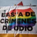 Florencia de la V Instagram – Esta semana se habló mucho de los discursos de odio y de lo que provocan. Dos días después de la entrevista de Ernesto Tenembaun a Nicolás Márquez, escritor y biógrafo de Javier Milei, en la que disparó un discurso de odio contra el colectivo LGBTIQ , cuatro mujeres fueron víctimas de un ataque lesboodiante en el barrio de Barracas. El hecho ocurrió en la madrugada del lunes 29 de abril , cuando un hombre llamado Justo Fernando Barrientos, arrojó una bomba casera en la habitación de un hotel donde vivían las dos parejas. De las cuatro mujeres, fallecieron tres. Pamela Cobas perdió la vida horas después del ataque en el hospital. Le siguió Mercedes Figueroa, que murió el jueves, con el 90 % de su cuerpo quemado, y ayer supimos que Andrea Amarante fue la tercera víctima fatal. Había permanecido internada seis días en estado crítico con el 75% del cuerpo quemado.
El Cuando hablamos de la gravedad de perpetuar discursos como el de Márquez, nos referimos a hechos como este, en los que un hombre se cree con el poder de lastimar, de hacer justicia de lo “normal”. Como en la Edad Media, cuando prendían fuego a las mujeres en la hoguera por herejes, lo anormal debe arder en las llamas del infierno. ¿Estamos volviendo a esa época y retrocedemos como sociedad? ¿Lxs invertidos serán quemadxs en la hoguera de la persecución? Algunxs pensarán que exageramos y que una entrevista no es fuente en la que la gente bebe discursos y sale a matar. Bueno, quizás no haya algo así como una relación inmediata, pero sin duda, este tipo de violencias se legitiman en discursos. Quien agrede, violenta o mata por orientación sexual necesita escuchar palabras que reafirman su creencia, su odio. No podemos culpar a Nicolás Márquez del crimen, eso está claro, pero sí es culpable de reproducir un discurso con datos cuestionables e inciertos que genera violencia.
Su entrevista despertó infinidad de críticas y posturas. ¿Está bien entrevistar a esta persona? ¿Se naturaliza así el discurso de odio? ¿Darle espacio no habilita su pensamiento? Quienes me siguen por estas páginas. Continúa… 

✍️Encontrá la columna completa en la web 📲de @pagina12 link 🔗de la Bio ⏫️