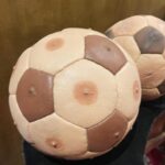 Florencia de la V Instagram – Solo a través de arte podemos salir de nosotros mismos. Ver lo que otro ve de ese universo que no es el mismo que el nuestro. 

@chanchobola 🐷🪻💐🌺