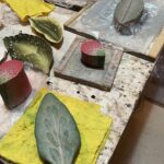 Florencia de la V Instagram – Solo a través de arte podemos salir de nosotros mismos. Ver lo que otro ve de ese universo que no es el mismo que el nuestro. 

@chanchobola 🐷🪻💐🌺