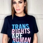 Florencia de la V Instagram - Prohibido olvidar Hace 34 años, un 17 de mayo de 1990, la Organización Mundial de la Salud decidió finalmente declarar que la orientación sexual por sí misma no debía ser vista como un trastorno. Por esta razón, desde 2004 se celebra esta fecha como el Día Internacional contra la Discriminación por Orientación Sexual e Identidad de Género. A la distancia este evento puede pasar como una efeméride respetable, uno de los tantos logros que la comunidad LGBTIQ celebra como conquista, pero créanme que quienes nos criamos con ese paradigma estigmatizante lo dimensionamos como un hito imborrable. Detengámonos a analizar solo el hecho, centrémonos en lo que era validado por la ciencia: ¿se dan cuenta de que hasta los 90, si una persona se sentía atraída por alguien de su mismo sexo se suponía por default que requería algún tipo de tratamiento psicológico/psiquiátrico? Y quizá en vez de escribir «por default» debería usar la expresión «por defecto», que casualmente le queda mejor a la frase. Es que aunque cueste creerlo, ¡lo que se pensaba en aquel entonces era que teníamos un defecto, que había algo que arreglar, balancear, corregir, tratar! Muchxs padres y madres, aún con dolor, sometían a sus hijxs a tratamientos tormentosos y tremendamente traumáticos para «curarlxs». Como imaginarán, una presunción así no es algo que una declaración de la OMS pudiera borrar tan fácilmente. Estaba instalado en el imaginario de gran parte de la sociedad. Vivimos un momento delicado,intentan volver a esa época nefasta. Es urgente e importante visibilizar y concientizar, porque es un camino que no está recorrido hasta el final. Por muchos más hitos, por muchos más triunfos y conquistas para quienes formen parte de las diferencias que proyecten un futuro para otrxs, y como digo siempre: una sociedad del mañana será amorosa solo si nos incluye a todxs. 🌈🏳️‍⚧️⚧️✊