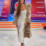 Florencia de la V Instagram – Simple 
Clásico 
Eterno 
@breeders_furs 
@iman_official 
@marcelohigh