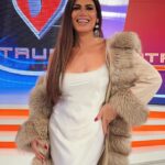Florencia de la V Instagram – Simple 
Clásico 
Eterno 
@breeders_furs 
@iman_official 
@marcelohigh