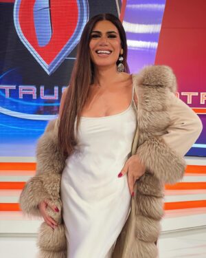 Florencia de la V Instagram - Simple 
Clásico 
Eterno 
@breeders_furs 
@iman_official 
@marcelohigh