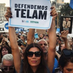 Florencia de la V Instagram - El pueblo unido jamás será vencido! ✊🇦🇷

@somostelam 
@sudestadarevista 
@lagargantapoderosa 
@nv9.photo