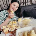 Focus Jirakul Instagram – เข้าหน้าทุเรียน ชั้นมีความสุขมากนะ ทุเรียนละลานตาไปหมด!!! อร่อยลืมมมมมม!!! 

@katiandfriends.bkk
