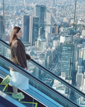 Focus Jirakul Instagram - ❶ SHIBUYA SKY 

#10จุดใหม่ในโตเกียวที่ต้องไป

อยากจะบอกว่าวิวสวยมากกกกกกกก 
จากจุดที่เรายืนแทบจะเห็นรอบทั้งโตเกียวแบบ 360 องศา 
มุมถ่ายรูปเยอะมาก ลองแวะมาถ่ายรูปกับท้องฟ้า ตัดกับเมืองโตเกียวดู 
สวยแบบเสียววาบจริงๆ สูงมากกกกกก!!! #TokyoTokyo