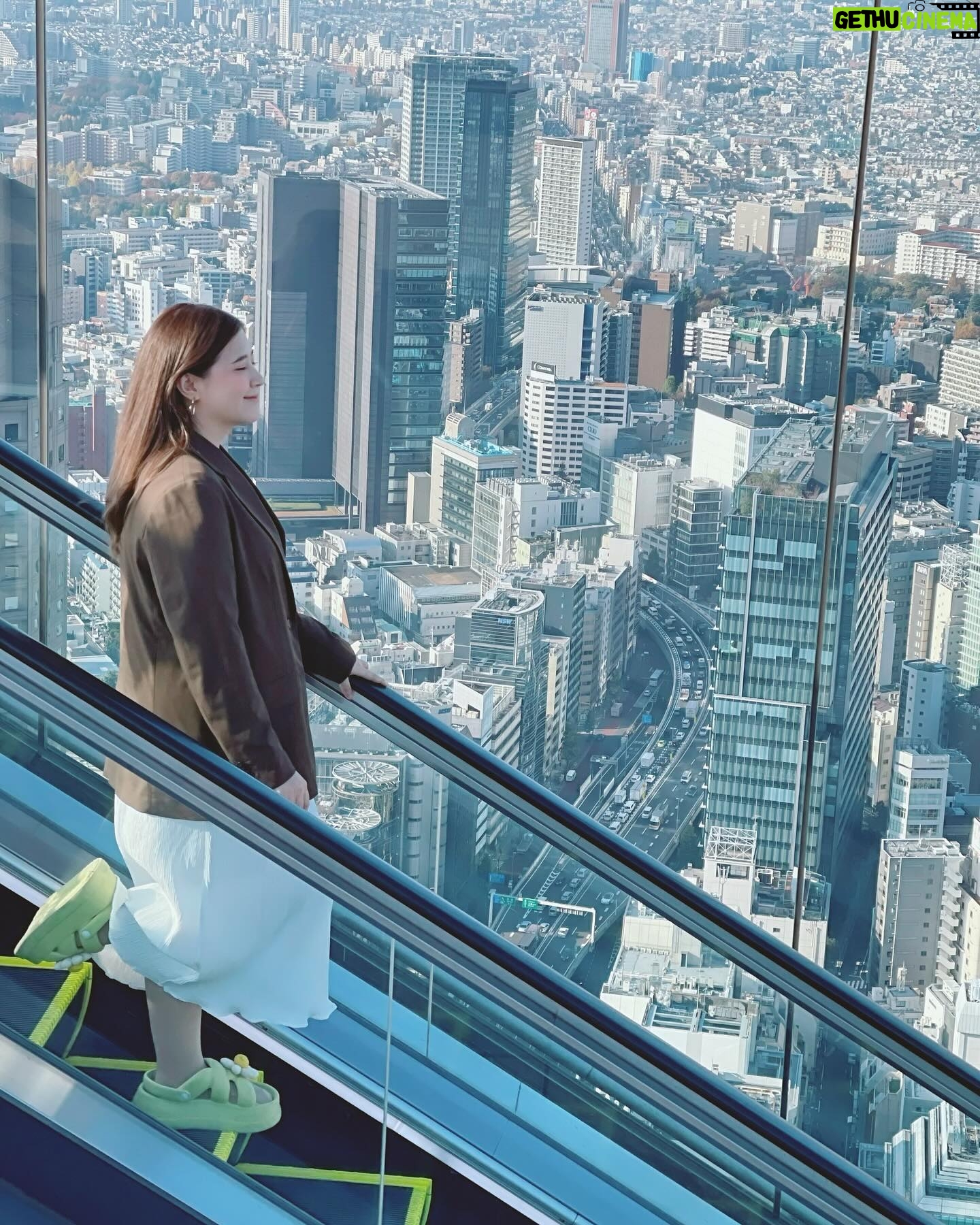 Focus Jirakul - 16.8K Likes - ❶ SHIBUYA SKY
#10จุดใหม่ในโตเกียวที่ต้องไป
อยากจะบอกว่าวิวสวยมากกกกกกกก
จากจุดที่เรายืนแทบจะเห็นรอบทั้งโตเกียวแบบ 360 องศา
มุมถ่ายรูปเยอะมาก ลองแวะมาถ่ายรูปกับท้องฟ้า ตัดกับเมืองโตเกียวดู
สวยแบบเสียววาบจริงๆ สูงมากกกกกก!!! #TokyoTokyo