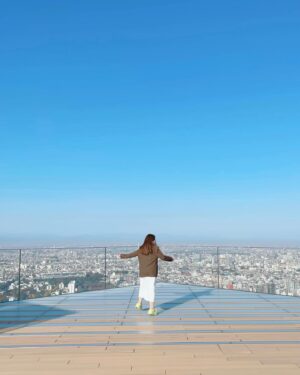Focus Jirakul Instagram - ❶ SHIBUYA SKY 

#10จุดใหม่ในโตเกียวที่ต้องไป

อยากจะบอกว่าวิวสวยมากกกกกกกก 
จากจุดที่เรายืนแทบจะเห็นรอบทั้งโตเกียวแบบ 360 องศา 
มุมถ่ายรูปเยอะมาก ลองแวะมาถ่ายรูปกับท้องฟ้า ตัดกับเมืองโตเกียวดู 
สวยแบบเสียววาบจริงๆ สูงมากกกกกก!!! #TokyoTokyo