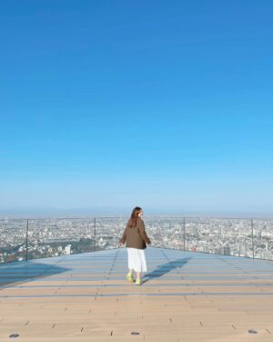 Focus Jirakul Instagram - ❶ SHIBUYA SKY 

#10จุดใหม่ในโตเกียวที่ต้องไป

อยากจะบอกว่าวิวสวยมากกกกกกกก 
จากจุดที่เรายืนแทบจะเห็นรอบทั้งโตเกียวแบบ 360 องศา 
มุมถ่ายรูปเยอะมาก ลองแวะมาถ่ายรูปกับท้องฟ้า ตัดกับเมืองโตเกียวดู 
สวยแบบเสียววาบจริงๆ สูงมากกกกกก!!! #TokyoTokyo