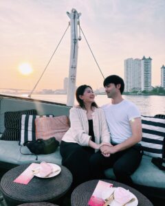Focus Jirakul Instagram - วันเกิดบอกให้พาไปกินหมูกระทะ พามาขึ้นเรือเฉย 5555 เค้ามีความสุขมากๆเลยงับ ❤️❤️❤️✨ขอบคุณงับ ไม่เคยไปที่โรแมนติกแบบนี้มาก่อนเลย 55555 เขิน รักเทอมากกกกกกกก!!! @jameskitkasem #fjmoments