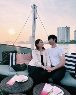 Focus Jirakul Instagram - วันเกิดบอกให้พาไปกินหมูกระทะ พามาขึ้นเรือเฉย 5555 เค้ามีความสุขมากๆเลยงับ ❤️❤️❤️✨ขอบคุณงับ ไม่เคยไปที่โรแมนติกแบบนี้มาก่อนเลย 55555 เขิน รักเทอมากกกกกกกก!!! @jameskitkasem #fjmoments
