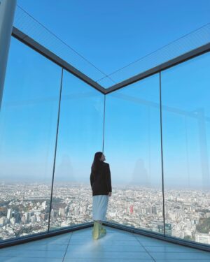 Focus Jirakul Instagram - ❶ SHIBUYA SKY 

#10จุดใหม่ในโตเกียวที่ต้องไป

อยากจะบอกว่าวิวสวยมากกกกกกกก 
จากจุดที่เรายืนแทบจะเห็นรอบทั้งโตเกียวแบบ 360 องศา 
มุมถ่ายรูปเยอะมาก ลองแวะมาถ่ายรูปกับท้องฟ้า ตัดกับเมืองโตเกียวดู 
สวยแบบเสียววาบจริงๆ สูงมากกกกกก!!! #TokyoTokyo