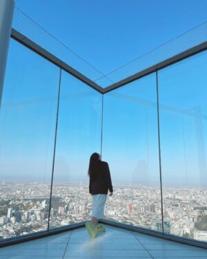 Focus Jirakul Instagram - ❶ SHIBUYA SKY 

#10จุดใหม่ในโตเกียวที่ต้องไป

อยากจะบอกว่าวิวสวยมากกกกกกกก 
จากจุดที่เรายืนแทบจะเห็นรอบทั้งโตเกียวแบบ 360 องศา 
มุมถ่ายรูปเยอะมาก ลองแวะมาถ่ายรูปกับท้องฟ้า ตัดกับเมืองโตเกียวดู 
สวยแบบเสียววาบจริงๆ สูงมากกกกกก!!! #TokyoTokyo