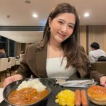 Focus Jirakul Instagram - มาญี่ปุ่นรอบนี้กัสJapan Airlines ค่า ชอบเลาจน์ของสายการบิน Japan Airlines มากกกกก มีของกินเยอะ แล้วอร่อยทั้งนั้นเลยย :) แล้วบนเครื่องมีพนักงานชาวไทยด้วย เดินทางได้อย่างสบายใจ เพราะเค้าให้บริการด้วยมาตรฐานการบริการแบบประเทศญี่ปุ่นจ้า อีกอย่างที่ชอบมากๆคือ หนังพากษ์ไทยบนเครื่องเยอะมากกกกกกก สะใจสุดๆ!!!! #JapanAirlines
