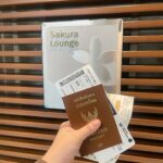 Focus Jirakul Instagram - มาญี่ปุ่นรอบนี้กัสJapan Airlines ค่า ชอบเลาจน์ของสายการบิน Japan Airlines มากกกกก มีของกินเยอะ แล้วอร่อยทั้งนั้นเลยย :) แล้วบนเครื่องมีพนักงานชาวไทยด้วย เดินทางได้อย่างสบายใจ เพราะเค้าให้บริการด้วยมาตรฐานการบริการแบบประเทศญี่ปุ่นจ้า อีกอย่างที่ชอบมากๆคือ หนังพากษ์ไทยบนเครื่องเยอะมากกกกกกก สะใจสุดๆ!!!! #JapanAirlines