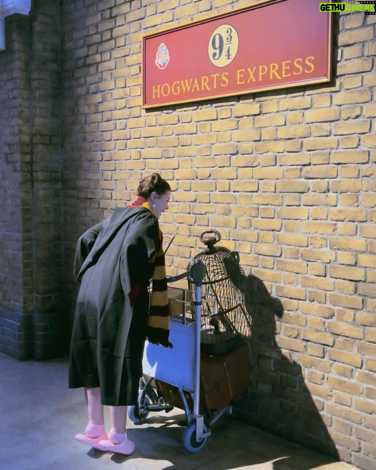 Focus Jirakul Instagram - ❿ Warner Bros. Studio Tour Tokyo - The Making of Harry Potter เหมือนได้กลับไปเป็นเด็กอีกครั้ง ชอบมาก ได้เห็นเบื้องหลังหลายอย่างที่กว่าจะมาเป็น แฮรี่ พอตเตอร์ ได้เห็นฉากหลายๆฉาก แบบระยะประชิด มันขนลุกไปหมดเลย ฉากหลายๆฉาก ที่เหมือนจะลืมไปแล้ว พอเห็นอีกครั้งก็จำได้และว้าวสุดๆเลยอ่ะ มุมถ่ายรูปเยอะมาก โซนของที่ระลึก อาจทำให้คุณหมดตัวได้มาโตเกียว ต้องแวะมาให้ได้นะ #10จุดใหม่ในโตเกียวที่ต้องไป #TokyoTokyo