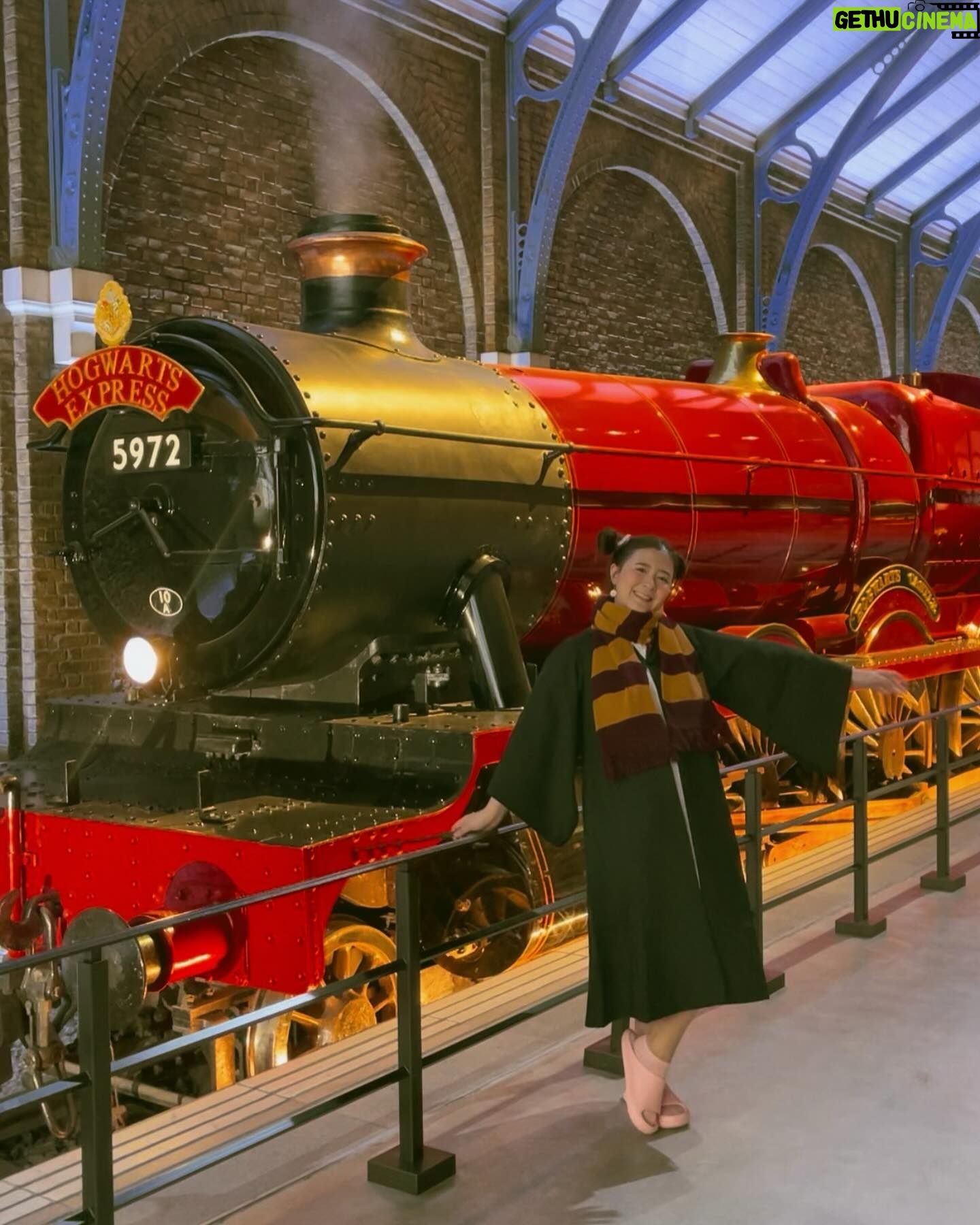 Focus Jirakul Instagram - ❿ Warner Bros. Studio Tour Tokyo - The Making of Harry Potter เหมือนได้กลับไปเป็นเด็กอีกครั้ง ชอบมาก ได้เห็นเบื้องหลังหลายอย่างที่กว่าจะมาเป็น แฮรี่ พอตเตอร์ ได้เห็นฉากหลายๆฉาก แบบระยะประชิด มันขนลุกไปหมดเลย ฉากหลายๆฉาก ที่เหมือนจะลืมไปแล้ว พอเห็นอีกครั้งก็จำได้และว้าวสุดๆเลยอ่ะ มุมถ่ายรูปเยอะมาก โซนของที่ระลึก อาจทำให้คุณหมดตัวได้มาโตเกียว ต้องแวะมาให้ได้นะ #10จุดใหม่ในโตเกียวที่ต้องไป #TokyoTokyo