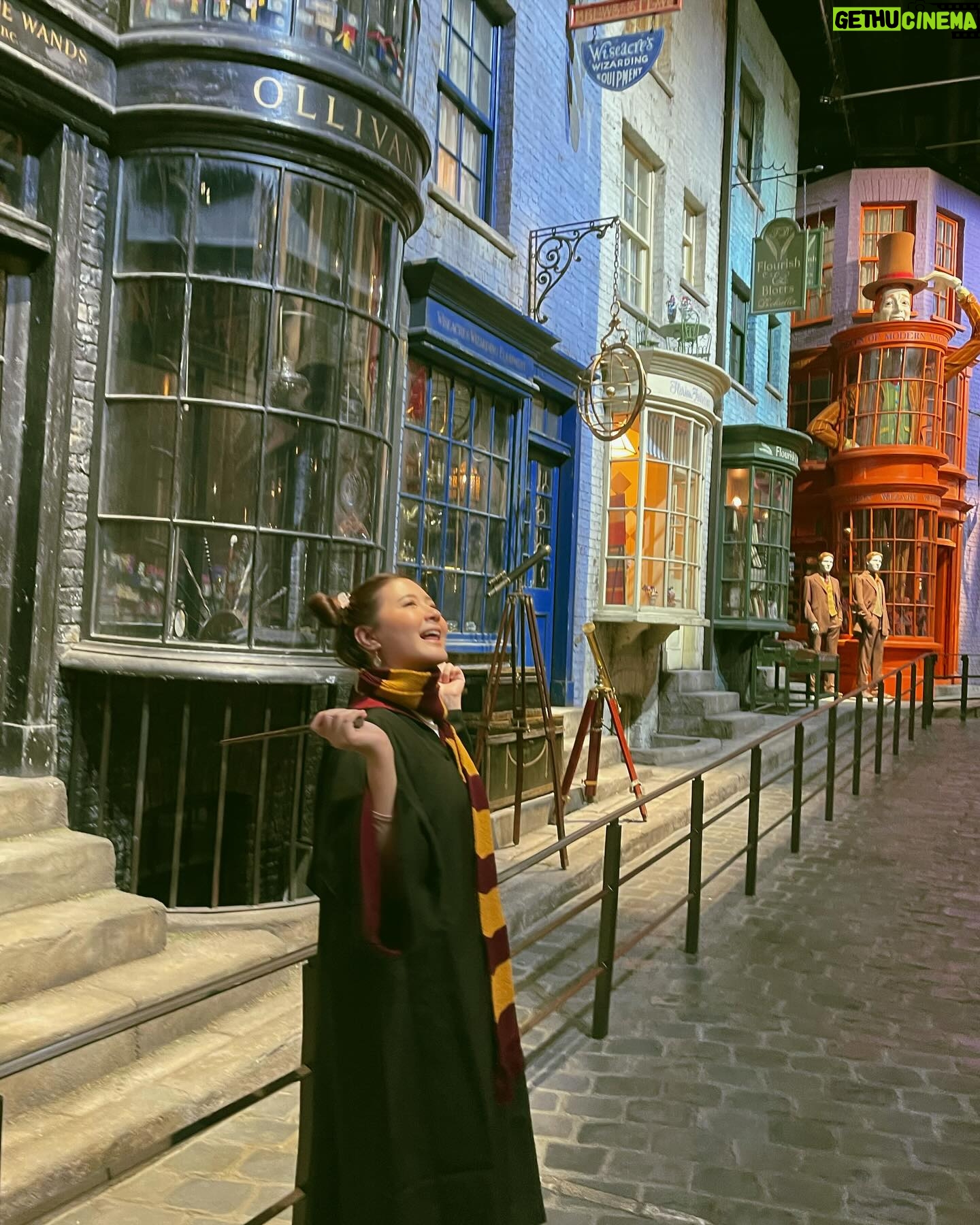 Focus Jirakul Instagram - ❿ Warner Bros. Studio Tour Tokyo - The Making of Harry Potter เหมือนได้กลับไปเป็นเด็กอีกครั้ง ชอบมาก ได้เห็นเบื้องหลังหลายอย่างที่กว่าจะมาเป็น แฮรี่ พอตเตอร์ ได้เห็นฉากหลายๆฉาก แบบระยะประชิด มันขนลุกไปหมดเลย ฉากหลายๆฉาก ที่เหมือนจะลืมไปแล้ว พอเห็นอีกครั้งก็จำได้และว้าวสุดๆเลยอ่ะ มุมถ่ายรูปเยอะมาก โซนของที่ระลึก อาจทำให้คุณหมดตัวได้มาโตเกียว ต้องแวะมาให้ได้นะ #10จุดใหม่ในโตเกียวที่ต้องไป #TokyoTokyo