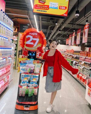 Focus Jirakul Instagram - เวลากินเราก็ตั้งใจ เวลารักใครเราก็รักจริง แฮร่!!! มีความสุขมากเลยค่ะ กับการได้เตร่หาของกินที่มีเยอะมาก อันนี้ก็น่ากิน อันโน่นก็น่าลอง อันนี้ชอบมาก โอ๊ยยยอันนั้นอร่อยสุดๆ เดินท็อปส์เดินช้อปมันส์มาก เดินจนขาลากก็ยังช้อปไม่หมด

ตอนนี้ท็อปส์ ฉลองครบรอบ 𝟐𝟕 ปี #𝐄𝐯𝐞𝐫𝐲𝐃𝐚𝐲𝐇𝐀𝐏𝐏𝐈𝐍𝐄𝐒𝐒 ค้นพบความสุขที่ไม่ธรรมดา กับโปรโมชั่นที่จะทำให้คุณ สุข สุด สุด! ✨
.
♥️ สุขสุดคุ้ม ดีลเด็ด สินค้าลดราคาเริ่มต้นเพียง 27 บาท!
♥️ สุขทุกวัน รับคะแนน The 1 x 27 เท่า เมื่อช็อปครบ 500 บาทขึ้นไป / ใบเสร็จ จำกัดสิทธิ์ 100 คนแรก ต่อวัน*
♥️ สุขสุด เอ็กซ์คลูซีฟ Top spender ที่มียอดซื้อสะสมสูงสุด 27 ท่านแรก รับฟรี! บัตรที่พักในเครือ Centara มูลค่า 27,000 บาท และ รับคะแนน The 1 อีก 10,000 คะแนนทันที
♥️ สุขสุดฟิน รับคูปองส่วนลดสูงสุด 27% (1 ชุด) เมื่อช็อปสินค้าครบ 600 บาท / ใบเสร็จ**
.
📲 รายละเอียดเพิ่มเติม คลิก → https://tops.sh/s/tops27thanniversary
.
📍 ที่ ท็อปส์, ท็อปส์ เดลี่, ท็อปส์ ฟู้ด ฮอลล์ และท็อปส์ ไฟน์ ฟู้ด ทุกสาขา หมดเขต 10 ตุลาคม นี้!
.
@topsthailand
#Tops27 #Tops27thAnniversary #EveryDayDISCOVERY #EveryDayHAPPINESS