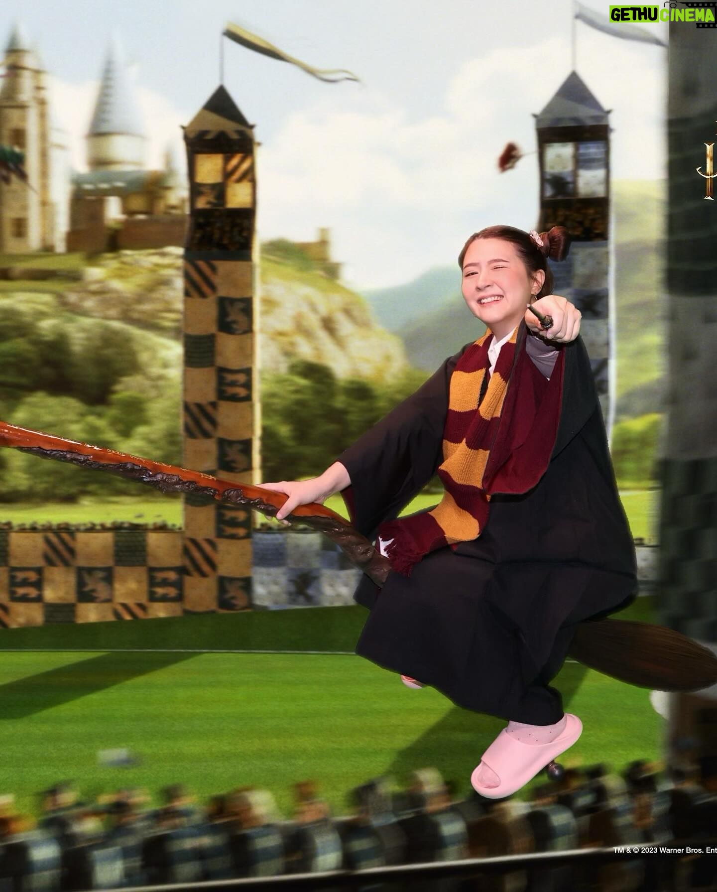 Focus Jirakul Instagram - ❿ Warner Bros. Studio Tour Tokyo - The Making of Harry Potter เหมือนได้กลับไปเป็นเด็กอีกครั้ง ชอบมาก ได้เห็นเบื้องหลังหลายอย่างที่กว่าจะมาเป็น แฮรี่ พอตเตอร์ ได้เห็นฉากหลายๆฉาก แบบระยะประชิด มันขนลุกไปหมดเลย ฉากหลายๆฉาก ที่เหมือนจะลืมไปแล้ว พอเห็นอีกครั้งก็จำได้และว้าวสุดๆเลยอ่ะ มุมถ่ายรูปเยอะมาก โซนของที่ระลึก อาจทำให้คุณหมดตัวได้มาโตเกียว ต้องแวะมาให้ได้นะ #10จุดใหม่ในโตเกียวที่ต้องไป #TokyoTokyo
