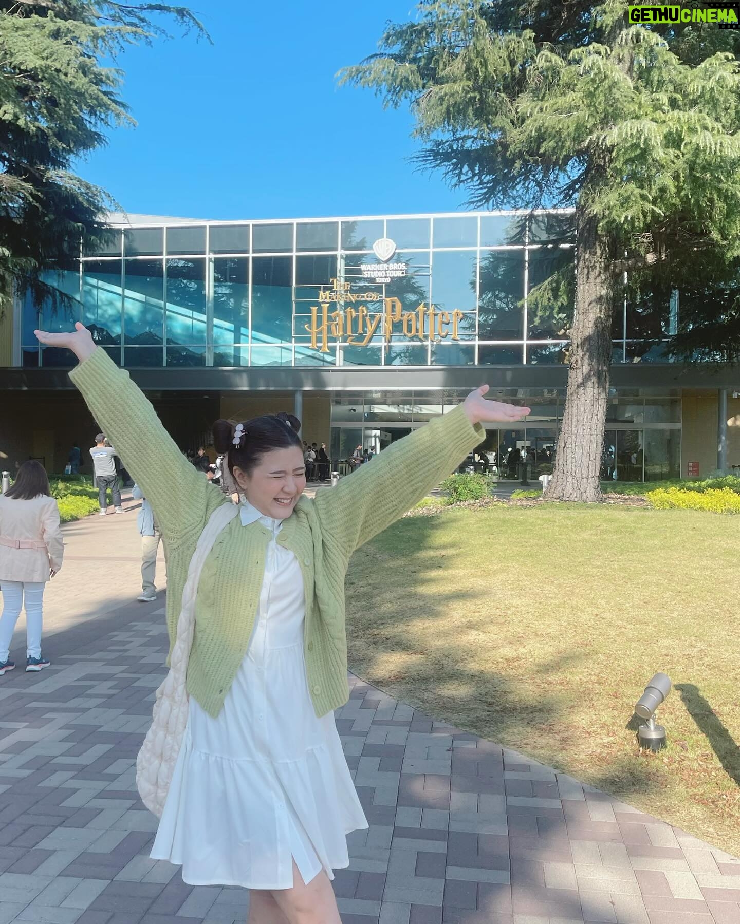Focus Jirakul Instagram - ❿ Warner Bros. Studio Tour Tokyo - The Making of Harry Potter เหมือนได้กลับไปเป็นเด็กอีกครั้ง ชอบมาก ได้เห็นเบื้องหลังหลายอย่างที่กว่าจะมาเป็น แฮรี่ พอตเตอร์ ได้เห็นฉากหลายๆฉาก แบบระยะประชิด มันขนลุกไปหมดเลย ฉากหลายๆฉาก ที่เหมือนจะลืมไปแล้ว พอเห็นอีกครั้งก็จำได้และว้าวสุดๆเลยอ่ะ มุมถ่ายรูปเยอะมาก โซนของที่ระลึก อาจทำให้คุณหมดตัวได้มาโตเกียว ต้องแวะมาให้ได้นะ #10จุดใหม่ในโตเกียวที่ต้องไป #TokyoTokyo