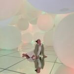 Focus Jirakul Instagram - ❾ teamLab Planets ใครสายถ่ายรูป พลาดไม่ได้ ด้วยประการทั้งปวง สวยแบบทุกมุมจริงๆ อยู่ทั้งวันก็ยังไหว มุมถ่ายรูปเยอะมากกก เป็นงานศิลปะที่เปิดหลายการรับรู้จริงๆกระซิบบอกอีกอย่าง กลิ่นด้านใน ที่นี่เค้าบอกว่าเป็นกลิ่นอวกาศ ยืนยันจากนาซ่าจ้า! ใครอยากดมกลิ่นอวกาศ แวะมาดมได้เด้ออ!!!! #10จุดใหม่ในโตเกียวที่ต้องไป #TokyoTokyo