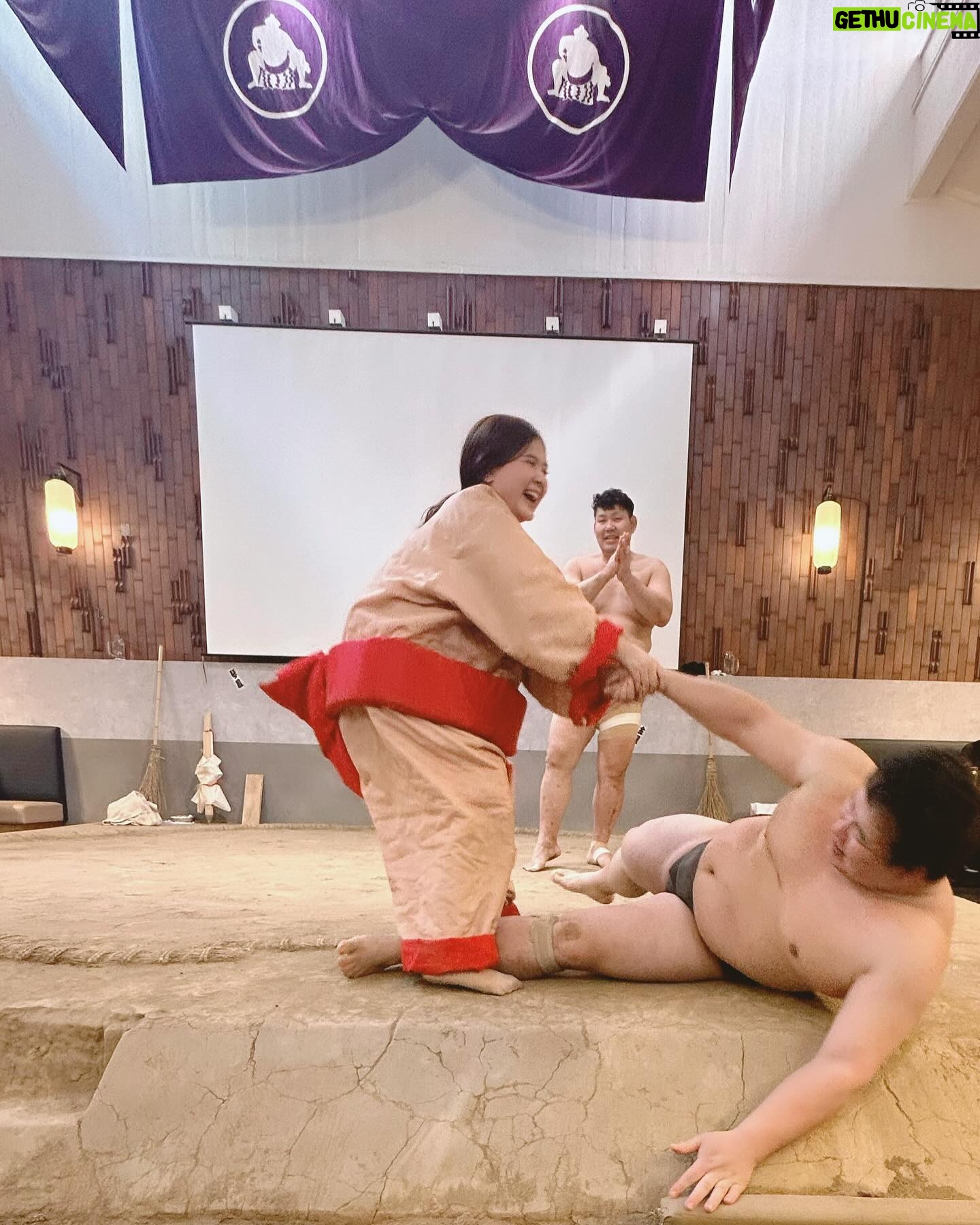 Focus Jirakul Instagram - ❹ Yokozuna Tonkatsu Dosukoi Tanaka ที่แรกและที่เดียว ที่เราจะได้กินทงคัสสึ และได้ดูโชว์ซูโม่ด้วย!! ทงคัสสึกรอบอร่อยสุดๆ หลังกินเสร็จเราจะได้ไปลองปล้ำกับซูโม่ด้วย ภาพก็เป็นอย่างที่เห็น 55555 ประสบการณ์แปลกใหม่ ไม่เหมือนใครจริงๆ ❺ Shibuya Yokocho แหล่งรวบรวมอาหารจากหลายๆภาคในญี่ปุ่น เรียกว่าไล่เก็บอาหารให้ครบทุกภาคได้ในที่เดียว อาหารสด อร่อย ฟิลร้านอาหารริมทาง บรรยากาศญี่ปุ่นสุดดดดด!! #10จุดใหม่ในโตเกียวที่ต้องไป #TokyoTokyo