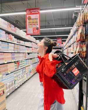 Focus Jirakul Instagram - เวลากินเราก็ตั้งใจ เวลารักใครเราก็รักจริง แฮร่!!! มีความสุขมากเลยค่ะ กับการได้เตร่หาของกินที่มีเยอะมาก อันนี้ก็น่ากิน อันโน่นก็น่าลอง อันนี้ชอบมาก โอ๊ยยยอันนั้นอร่อยสุดๆ เดินท็อปส์เดินช้อปมันส์มาก เดินจนขาลากก็ยังช้อปไม่หมด

ตอนนี้ท็อปส์ ฉลองครบรอบ 𝟐𝟕 ปี #𝐄𝐯𝐞𝐫𝐲𝐃𝐚𝐲𝐇𝐀𝐏𝐏𝐈𝐍𝐄𝐒𝐒 ค้นพบความสุขที่ไม่ธรรมดา กับโปรโมชั่นที่จะทำให้คุณ สุข สุด สุด! ✨
.
♥️ สุขสุดคุ้ม ดีลเด็ด สินค้าลดราคาเริ่มต้นเพียง 27 บาท!
♥️ สุขทุกวัน รับคะแนน The 1 x 27 เท่า เมื่อช็อปครบ 500 บาทขึ้นไป / ใบเสร็จ จำกัดสิทธิ์ 100 คนแรก ต่อวัน*
♥️ สุขสุด เอ็กซ์คลูซีฟ Top spender ที่มียอดซื้อสะสมสูงสุด 27 ท่านแรก รับฟรี! บัตรที่พักในเครือ Centara มูลค่า 27,000 บาท และ รับคะแนน The 1 อีก 10,000 คะแนนทันที
♥️ สุขสุดฟิน รับคูปองส่วนลดสูงสุด 27% (1 ชุด) เมื่อช็อปสินค้าครบ 600 บาท / ใบเสร็จ**
.
📲 รายละเอียดเพิ่มเติม คลิก → https://tops.sh/s/tops27thanniversary
.
📍 ที่ ท็อปส์, ท็อปส์ เดลี่, ท็อปส์ ฟู้ด ฮอลล์ และท็อปส์ ไฟน์ ฟู้ด ทุกสาขา หมดเขต 10 ตุลาคม นี้!
.
@topsthailand
#Tops27 #Tops27thAnniversary #EveryDayDISCOVERY #EveryDayHAPPINESS