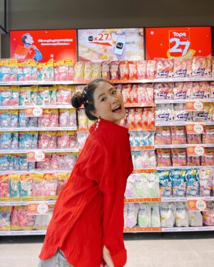 Focus Jirakul Instagram - เวลากินเราก็ตั้งใจ เวลารักใครเราก็รักจริง แฮร่!!! มีความสุขมากเลยค่ะ กับการได้เตร่หาของกินที่มีเยอะมาก อันนี้ก็น่ากิน อันโน่นก็น่าลอง อันนี้ชอบมาก โอ๊ยยยอันนั้นอร่อยสุดๆ เดินท็อปส์เดินช้อปมันส์มาก เดินจนขาลากก็ยังช้อปไม่หมด

ตอนนี้ท็อปส์ ฉลองครบรอบ 𝟐𝟕 ปี #𝐄𝐯𝐞𝐫𝐲𝐃𝐚𝐲𝐇𝐀𝐏𝐏𝐈𝐍𝐄𝐒𝐒 ค้นพบความสุขที่ไม่ธรรมดา กับโปรโมชั่นที่จะทำให้คุณ สุข สุด สุด! ✨
.
♥️ สุขสุดคุ้ม ดีลเด็ด สินค้าลดราคาเริ่มต้นเพียง 27 บาท!
♥️ สุขทุกวัน รับคะแนน The 1 x 27 เท่า เมื่อช็อปครบ 500 บาทขึ้นไป / ใบเสร็จ จำกัดสิทธิ์ 100 คนแรก ต่อวัน*
♥️ สุขสุด เอ็กซ์คลูซีฟ Top spender ที่มียอดซื้อสะสมสูงสุด 27 ท่านแรก รับฟรี! บัตรที่พักในเครือ Centara มูลค่า 27,000 บาท และ รับคะแนน The 1 อีก 10,000 คะแนนทันที
♥️ สุขสุดฟิน รับคูปองส่วนลดสูงสุด 27% (1 ชุด) เมื่อช็อปสินค้าครบ 600 บาท / ใบเสร็จ**
.
📲 รายละเอียดเพิ่มเติม คลิก → https://tops.sh/s/tops27thanniversary
.
📍 ที่ ท็อปส์, ท็อปส์ เดลี่, ท็อปส์ ฟู้ด ฮอลล์ และท็อปส์ ไฟน์ ฟู้ด ทุกสาขา หมดเขต 10 ตุลาคม นี้!
.
@topsthailand
#Tops27 #Tops27thAnniversary #EveryDayDISCOVERY #EveryDayHAPPINESS