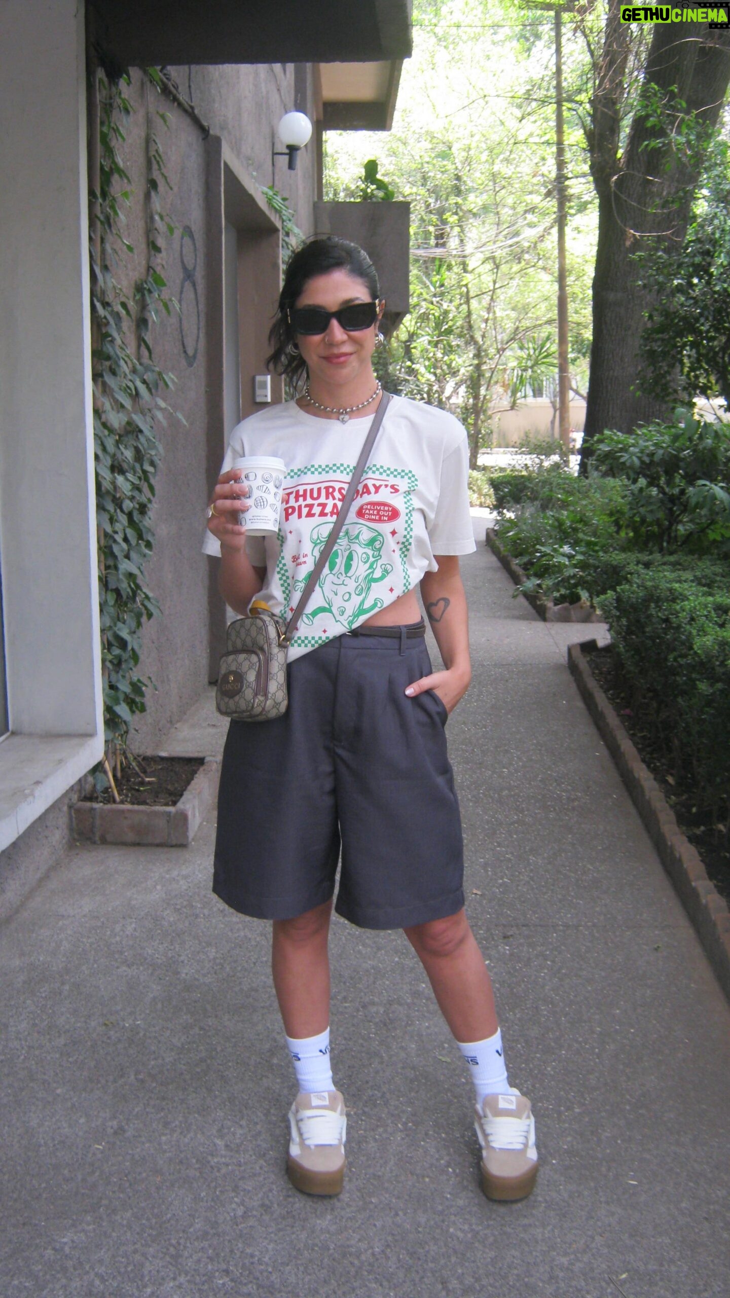 Foquinha Instagram - 01 dia em CDMX - 01 look ✨querem look todos os dias da viagem? ✨ camiseta @thursdayoficial ✨ bermuda @cea_brasil ✨ tênis @vansbrasil ✨ bolsa @gucci #GRWM #look #outfit #cidadedomexico #viagem #vlog