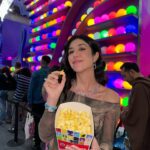 Foquinha Instagram - não podia faltar aleatórias na #CCXPMexico ne? Tô aqui à convite da @20thcenturystudiosbr para acompanhar o lançamento de #PlanetadosMacacos: O Reinado que estreia de 9/5! De 1 a 10: qual momento te representa na CCXP? kk *publi 1. Eu seria a “emocionada por pipoca” em divertidamente kk 2. Mexe com a gente pra ver 🗣️ 3. Freya Allan contando que o mais difícil foi gravar sozinha, sem os “macacos, no novo filme 4. Nesse 4 de maio: que a força esteja com vc! 5. O pôster mais requisitado da CCXP é o meu (todo mundo me parou pra pedir!) 6. Eu trabalho e o modi compra bonequinho 7. ⁠Meu novo amigo 8. Meu meme preferido do momento 9. mãozinha de tristezinha (ps: erramos, a ansiedade é laranja e a vergonha é rosa) 10. O look pq tô na fase blogueira e não sei quando retorna