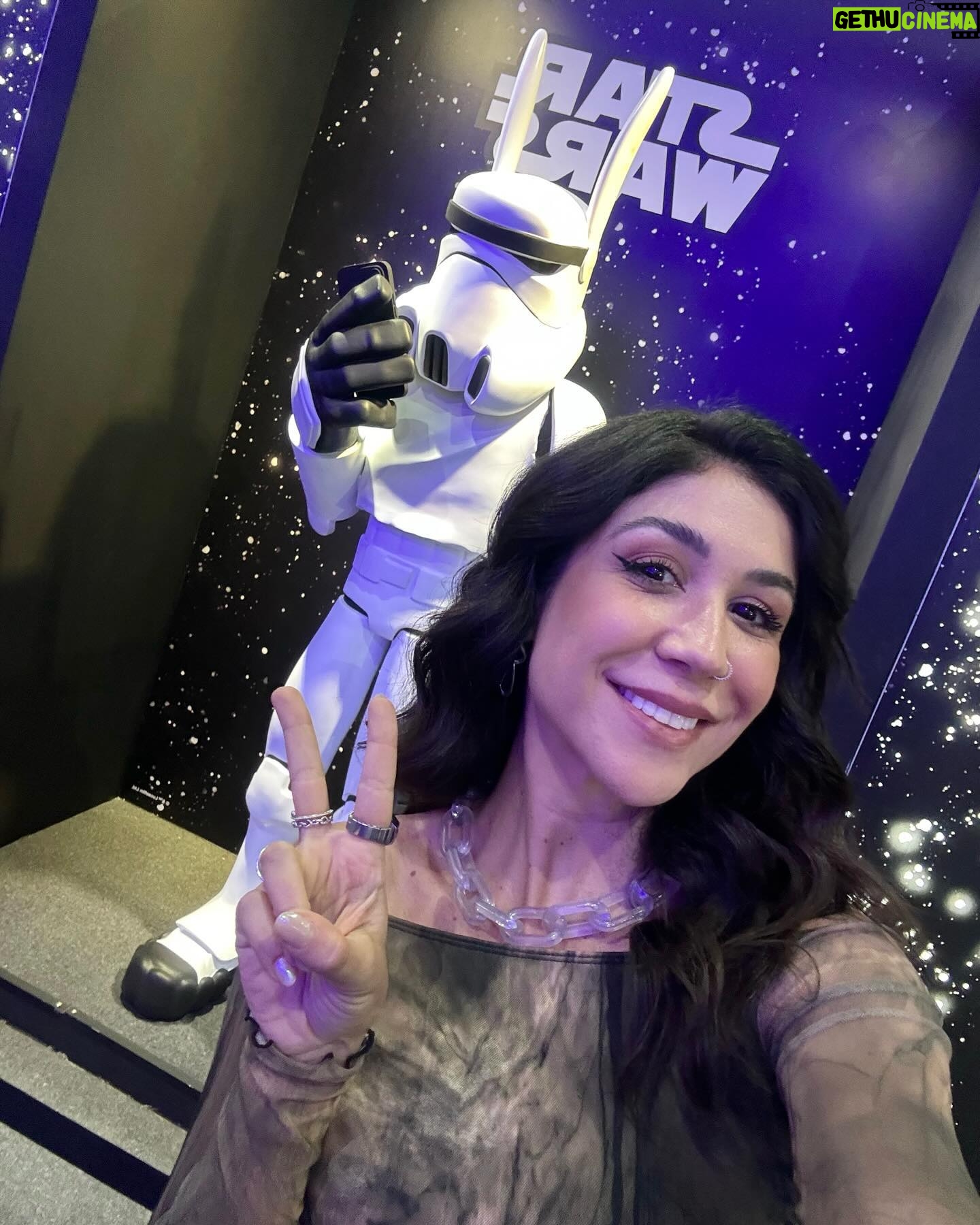Foquinha Instagram - não podia faltar aleatórias na #CCXPMexico ne? Tô aqui à convite da @20thcenturystudiosbr para acompanhar o lançamento de #PlanetadosMacacos: O Reinado que estreia de 9/5! De 1 a 10: qual momento te representa na CCXP? kk *publi 1. Eu seria a “emocionada por pipoca” em divertidamente kk 2. Mexe com a gente pra ver 🗣️ 3. Freya Allan contando que o mais difícil foi gravar sozinha, sem os “macacos, no novo filme 4. Nesse 4 de maio: que a força esteja com vc! 5. O pôster mais requisitado da CCXP é o meu (todo mundo me parou pra pedir!) 6. Eu trabalho e o modi compra bonequinho 7. Meu novo amigo 8. Meu meme preferido do momento 9. mãozinha de tristezinha (ps: erramos, a ansiedade é laranja e a vergonha é rosa) 10. O look pq tô na fase blogueira e não sei quando retorna