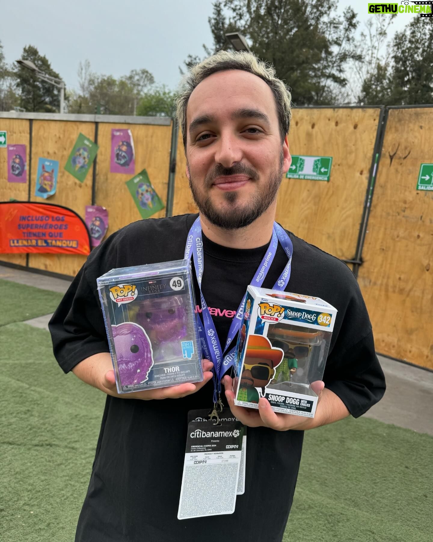 Foquinha Instagram - não podia faltar aleatórias na #CCXPMexico ne? Tô aqui à convite da @20thcenturystudiosbr para acompanhar o lançamento de #PlanetadosMacacos: O Reinado que estreia de 9/5! De 1 a 10: qual momento te representa na CCXP? kk *publi 1. Eu seria a “emocionada por pipoca” em divertidamente kk 2. Mexe com a gente pra ver 🗣️ 3. Freya Allan contando que o mais difícil foi gravar sozinha, sem os “macacos, no novo filme 4. Nesse 4 de maio: que a força esteja com vc! 5. O pôster mais requisitado da CCXP é o meu (todo mundo me parou pra pedir!) 6. Eu trabalho e o modi compra bonequinho 7. Meu novo amigo 8. Meu meme preferido do momento 9. mãozinha de tristezinha (ps: erramos, a ansiedade é laranja e a vergonha é rosa) 10. O look pq tô na fase blogueira e não sei quando retorna