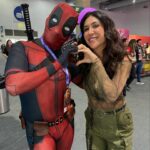 Foquinha Instagram - não podia faltar aleatórias na #CCXPMexico ne? Tô aqui à convite da @20thcenturystudiosbr para acompanhar o lançamento de #PlanetadosMacacos: O Reinado que estreia de 9/5! De 1 a 10: qual momento te representa na CCXP? kk *publi 1. Eu seria a “emocionada por pipoca” em divertidamente kk 2. Mexe com a gente pra ver 🗣️ 3. Freya Allan contando que o mais difícil foi gravar sozinha, sem os “macacos, no novo filme 4. Nesse 4 de maio: que a força esteja com vc! 5. O pôster mais requisitado da CCXP é o meu (todo mundo me parou pra pedir!) 6. Eu trabalho e o modi compra bonequinho 7. ⁠Meu novo amigo 8. Meu meme preferido do momento 9. mãozinha de tristezinha (ps: erramos, a ansiedade é laranja e a vergonha é rosa) 10. O look pq tô na fase blogueira e não sei quando retorna