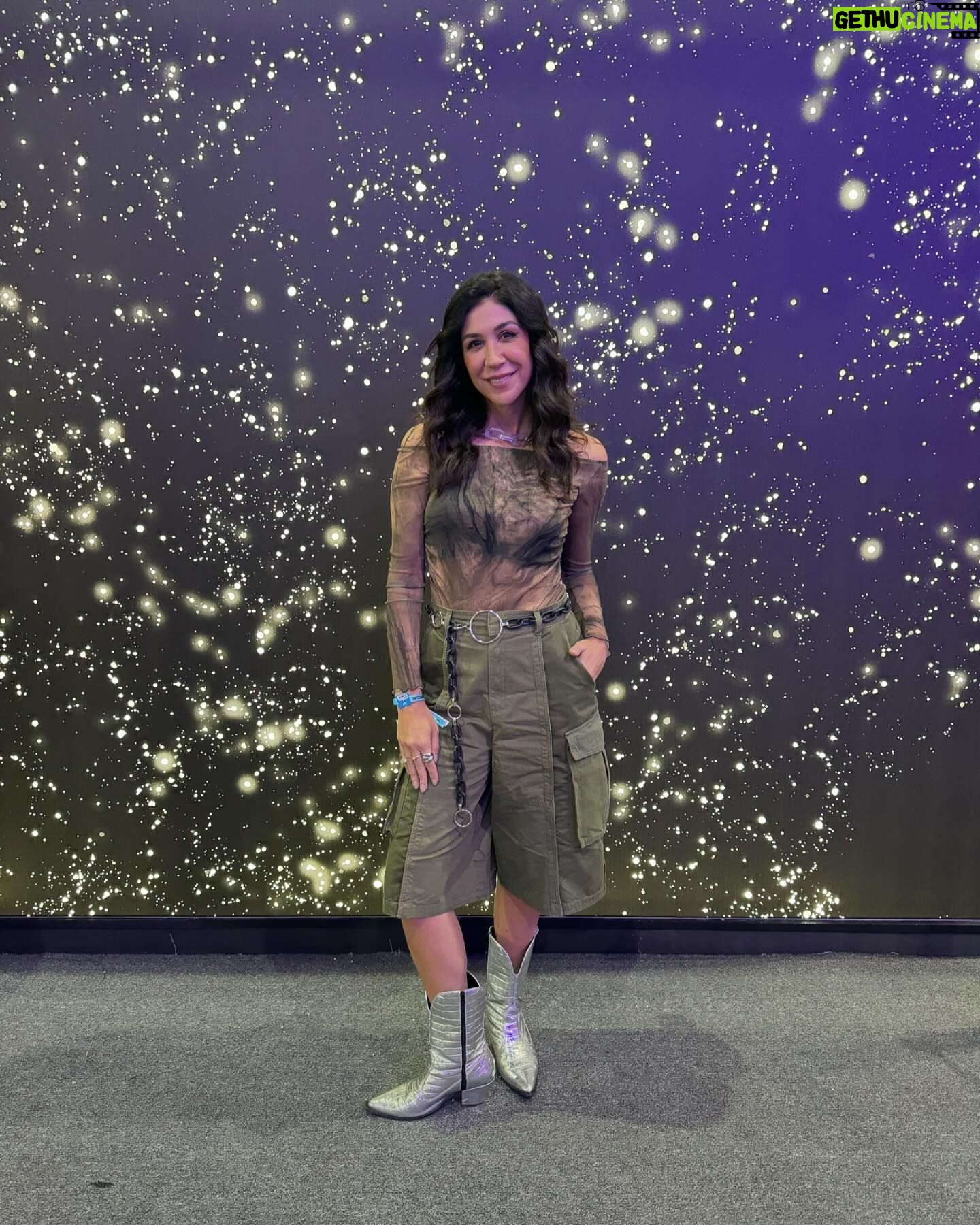 Foquinha Instagram - não podia faltar aleatórias na #CCXPMexico ne? Tô aqui à convite da @20thcenturystudiosbr para acompanhar o lançamento de #PlanetadosMacacos: O Reinado que estreia de 9/5! De 1 a 10: qual momento te representa na CCXP? kk *publi 1. Eu seria a “emocionada por pipoca” em divertidamente kk 2. Mexe com a gente pra ver 🗣️ 3. Freya Allan contando que o mais difícil foi gravar sozinha, sem os “macacos, no novo filme 4. Nesse 4 de maio: que a força esteja com vc! 5. O pôster mais requisitado da CCXP é o meu (todo mundo me parou pra pedir!) 6. Eu trabalho e o modi compra bonequinho 7. Meu novo amigo 8. Meu meme preferido do momento 9. mãozinha de tristezinha (ps: erramos, a ansiedade é laranja e a vergonha é rosa) 10. O look pq tô na fase blogueira e não sei quando retorna