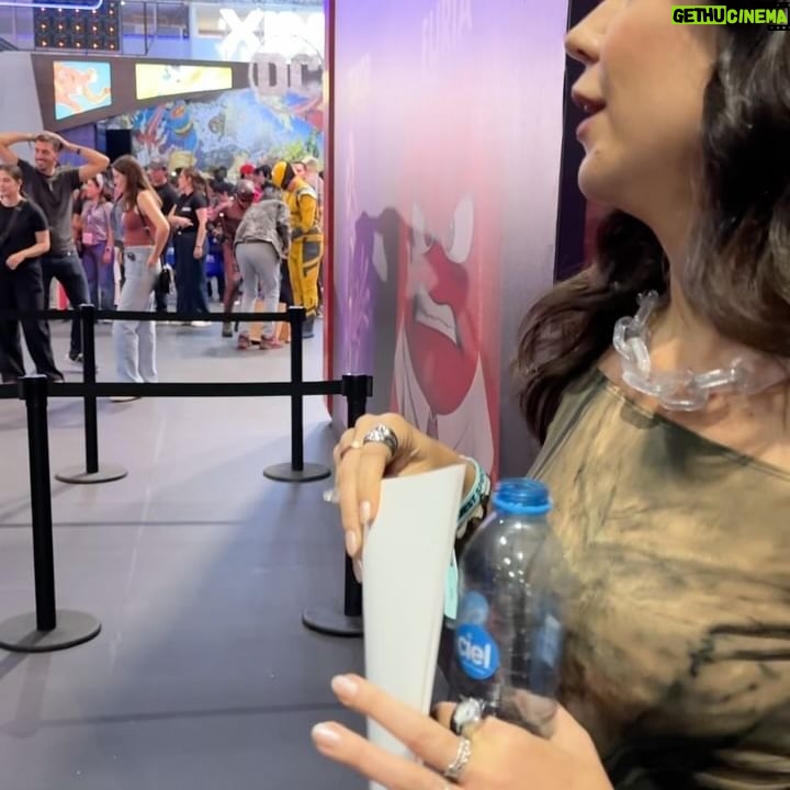 Foquinha Instagram - não podia faltar aleatórias na #CCXPMexico ne? Tô aqui à convite da @20thcenturystudiosbr para acompanhar o lançamento de #PlanetadosMacacos: O Reinado que estreia de 9/5! De 1 a 10: qual momento te representa na CCXP? kk *publi 1. Eu seria a “emocionada por pipoca” em divertidamente kk 2. Mexe com a gente pra ver 🗣️ 3. Freya Allan contando que o mais difícil foi gravar sozinha, sem os “macacos, no novo filme 4. Nesse 4 de maio: que a força esteja com vc! 5. O pôster mais requisitado da CCXP é o meu (todo mundo me parou pra pedir!) 6. Eu trabalho e o modi compra bonequinho 7. Meu novo amigo 8. Meu meme preferido do momento 9. mãozinha de tristezinha (ps: erramos, a ansiedade é laranja e a vergonha é rosa) 10. O look pq tô na fase blogueira e não sei quando retorna