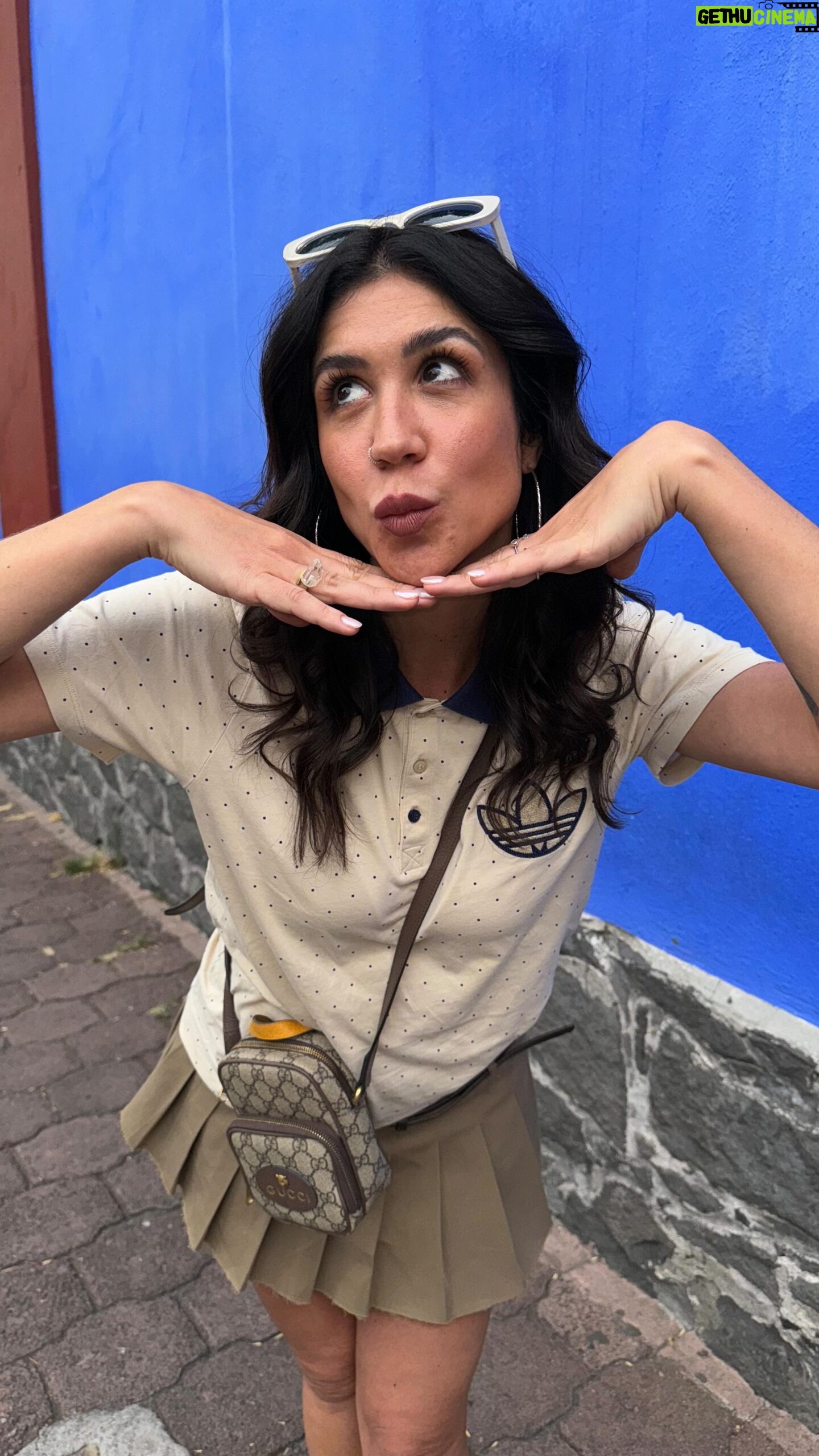 Foquinha Instagram - única trilha possível hoje ❤️ mais um look na CDMX com truque na camiseta, aproveitem essa skin blogueira que veio do nada e não sei quando volta kk! ✨ camiseta @adidasbrasil (coleção bem antiga) ✨ saia @zara ✨ tênis @vansbrasil ✨ bolsa @gucci