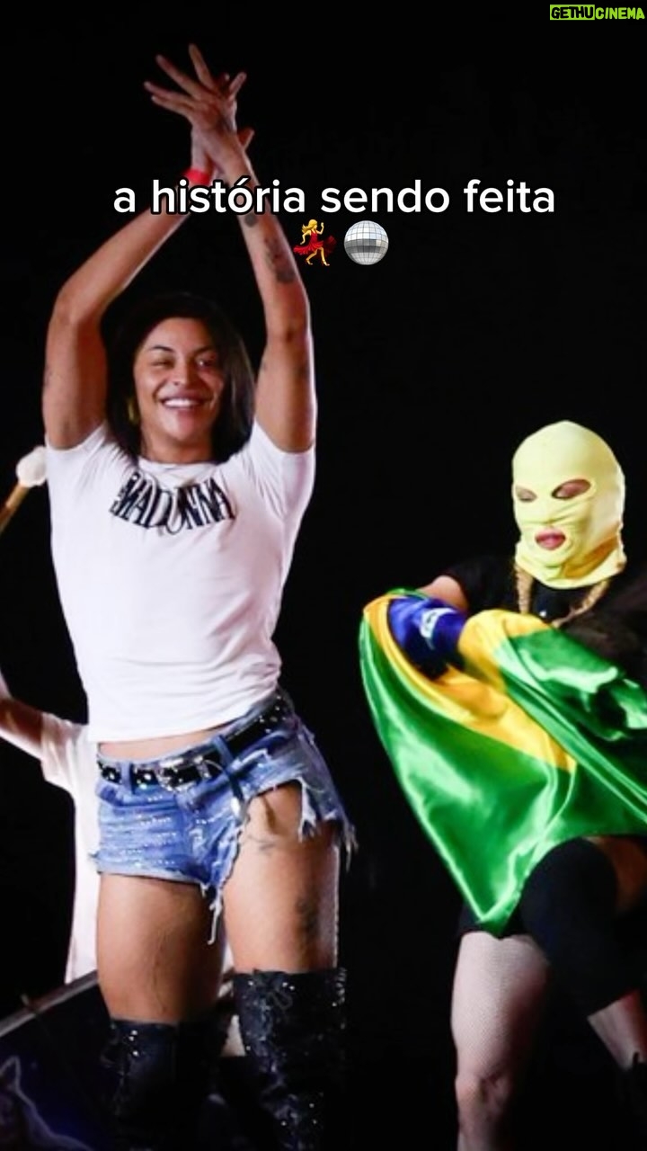 Foquinha - 74.4K Likes - Madonna rodeada de malas e de gays 🗣️ já ansiosa para ver Pabllo junto com a queen amanhã!
🚨para legendas automáticas do IG é só clicar nos “…” e ativar as legendas
