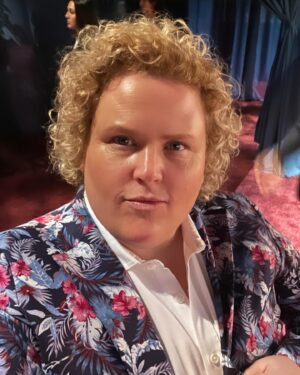 Fortune Feimster Instagram - Oscar weekend in LA is like prom and it reminds me that I gotta get more blazers. Lol. Fun seeing friends at different events. Thanks Jax for doing my hair and making me a pretty little lady 😊 Where do some of you get your cool blazers?