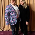 Fortune Feimster Instagram – Oscar weekend in LA is like prom and it reminds me that I gotta get more blazers. Lol. Fun seeing friends at different events. Thanks Jax for doing my hair and making me a pretty little lady 😊 Where do some of you get your cool blazers?