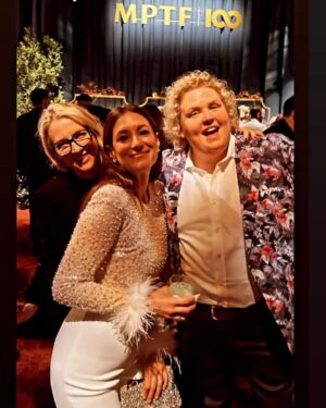 Fortune Feimster Instagram - Oscar weekend in LA is like prom and it reminds me that I gotta get more blazers. Lol. Fun seeing friends at different events. Thanks Jax for doing my hair and making me a pretty little lady 😊 Where do some of you get your cool blazers?