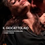 Francesca Chillemi Instagram - A partire dal 18 febbraio torna in scena Il giocattolaio interpretato da me e dal talentuoso @kabirtavani È la storia di un serial killer e di Maude, giovane psicologa sulle sue tracce, che una notte incontra uno sconosciuto…che sia proprio lui Il Giocattolaio? Un emozionante thriller psicologico ricco di tensione e suspence, in cui si vuole approfondire e indagare la capacità umana di manipolare il prossimo, l’inclinazione, quasi naturale, dell’essere umano verso la menzogna e l’illusione; il pericoloso potere del carisma sulla nostra capacità di credere a qualunque verità purché ci faccia comodo. Produzione: @stefano__francioni e @savaproduzionicreative Distribuzione @savaproduzionicreative