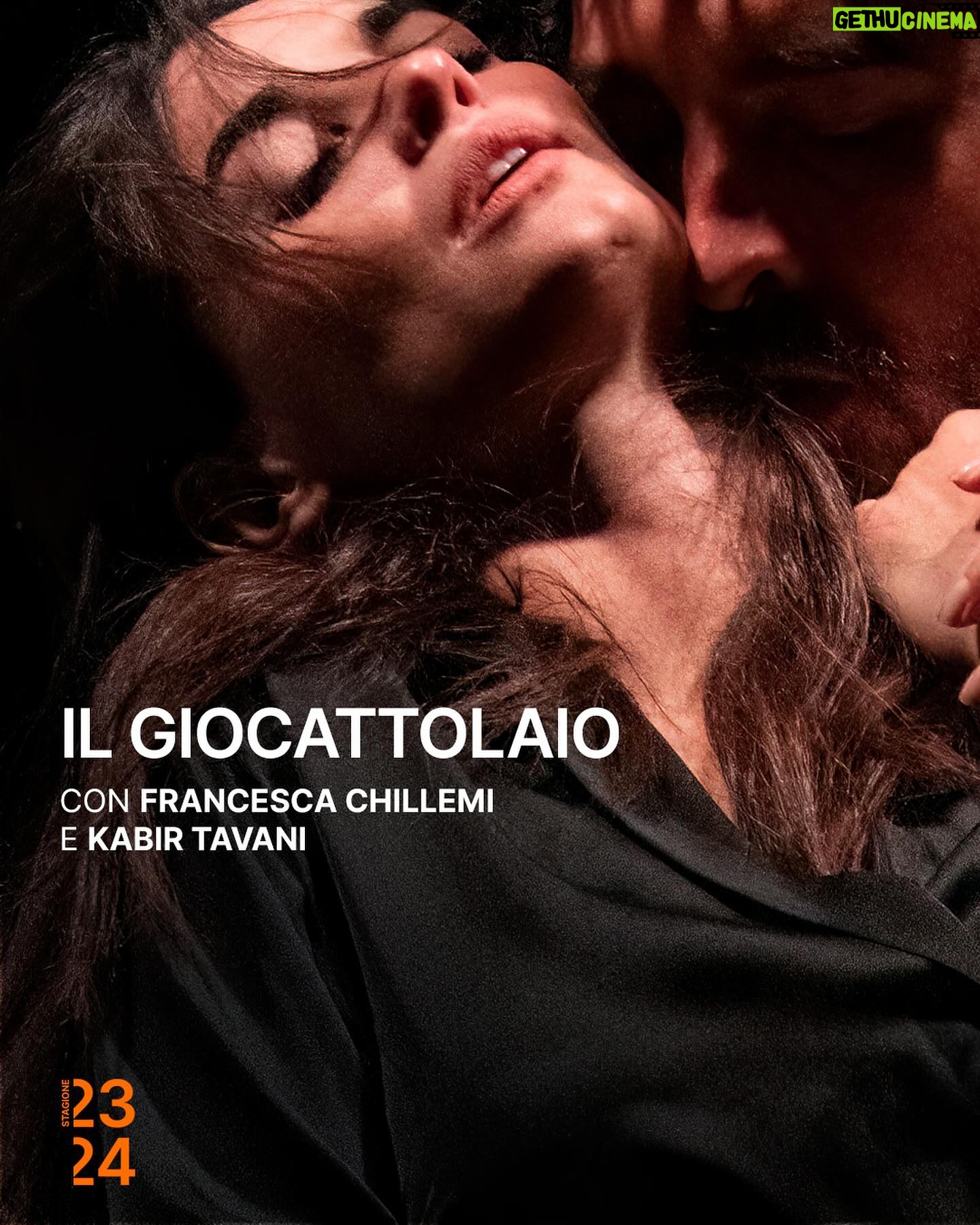 Francesca Chillemi Instagram - A partire dal 18 febbraio torna in scena Il giocattolaio interpretato da me e dal talentuoso @kabirtavani È la storia di un serial killer e di Maude, giovane psicologa sulle sue tracce, che una notte incontra uno sconosciuto…che sia proprio lui Il Giocattolaio? Un emozionante thriller psicologico ricco di tensione e suspence, in cui si vuole approfondire e indagare la capacità umana di manipolare il prossimo, l’inclinazione, quasi naturale, dell’essere umano verso la menzogna e l’illusione; il pericoloso potere del carisma sulla nostra capacità di credere a qualunque verità purché ci faccia comodo. Produzione: @stefano__francioni e @savaproduzionicreative Distribuzione @savaproduzionicreative