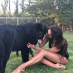 Francini Amaral Instagram - Que difícil y triste va ser escribir este post. Santo falleció en la madrugada y tengo el corazón roto. El alma partida en pedazos… no me conformo … Tan noble, tan compañero, tan baboso, tan buen perro… 7 años de mucho amor … nos dejaste millones de lindos recuerdos … Somos muchos los que lloramos tu partida Santito… eras único!!! Ahora puedes jugar con tu hermano Romeo y tu chica Boo… Te extraño y te extrañaré siempre … Te amo Santito