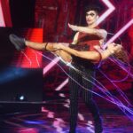 Francini Amaral Instagram - The Freak Show Hoy en @aquisebaila13 junto a @daviidsaez Vestuario: @__andreacastro @victormc_queen Makeup: @caro_cuetito Pelo: @franciscoromanofaure #thefreakshow #aquisebaila #showdemagia #canal13 #freakshow #jazzdance #jazz
