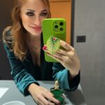 Francini Amaral Instagram - Llegando a casa post evento de lanzamiento del nuevo perfume de Tous. Empecemos por el color del frasco… verde! Mi color favorito… Huele a pera, jazmín, vainilla…Mis notas favoritas… 💚 Que tipo de perfume te gusta? #tousperfumes #theemeraldelixir #perfumesgourmand #perfumelovers