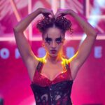 Francini Amaral Instagram - The Freak Show Hoy en @aquisebaila13 junto a @daviidsaez Vestuario: @__andreacastro @victormc_queen Makeup: @caro_cuetito Pelo: @franciscoromanofaure #thefreakshow #aquisebaila #showdemagia #canal13 #freakshow #jazzdance #jazz